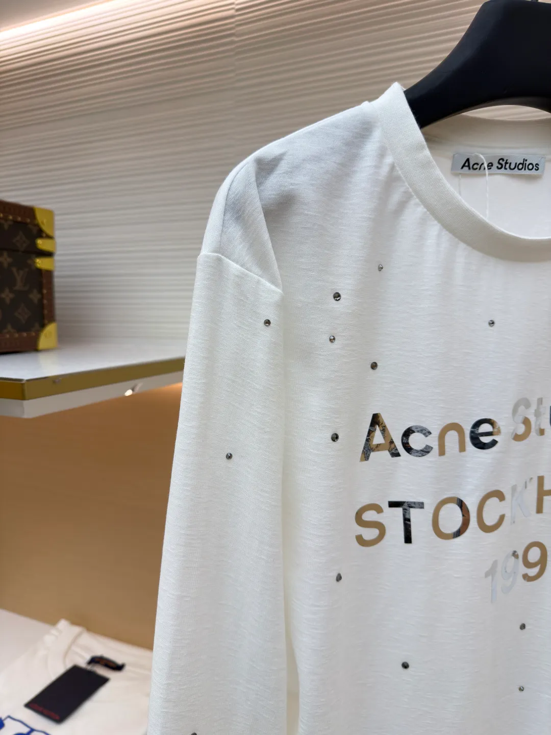 Acne Studios laser hot rhinestone long sleeves ●Original version: Purchased and developed by 3829 ●Item number: 1682157-A15 ●Fabric: linen fabric ●Technology: Printed heat transfer ●Color: white ●Type: loose version ●Weight: about 215 grams ●Size: S-M-L ●Description: The original version was purchased from Hangzhou National Specialty School for 4700. The fabric is made of 85% cotton + 15% linen. Printed heat transfer technology + imported laser material. It is paired with positioning hot-drilling technology. Customized accessories. Same style for men and women. Full of street feel. The workmanship details are very good. The overall wiring is straight and delicate, the fabric is comfortable and soft, and the color is consistent without color difference. It can be matched with the same style to create a fashionable look and control various occasions. Customized accessories, complete with three standards, same style for men and women!